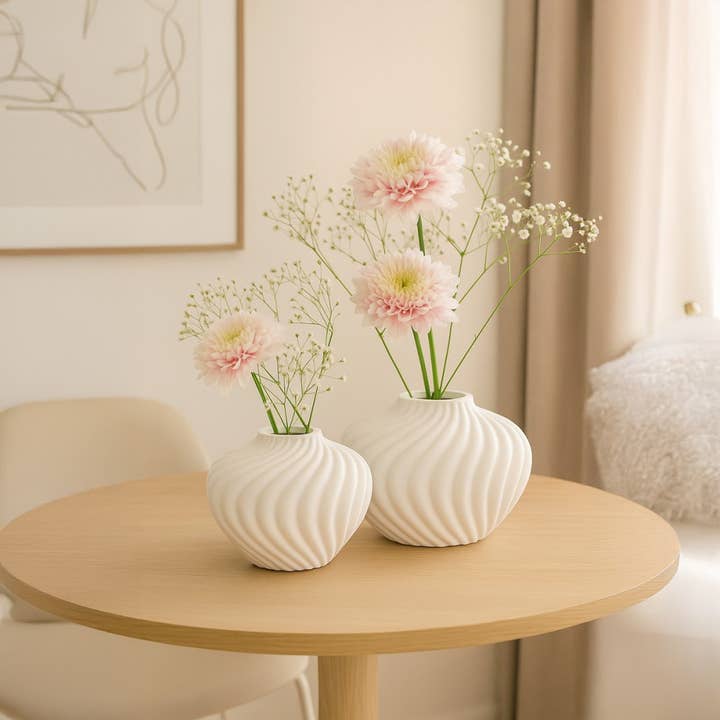 AULICA - Wholesale Vase - Round white Chantilly vase in polyresin 34.5x34.5x25.5cm1