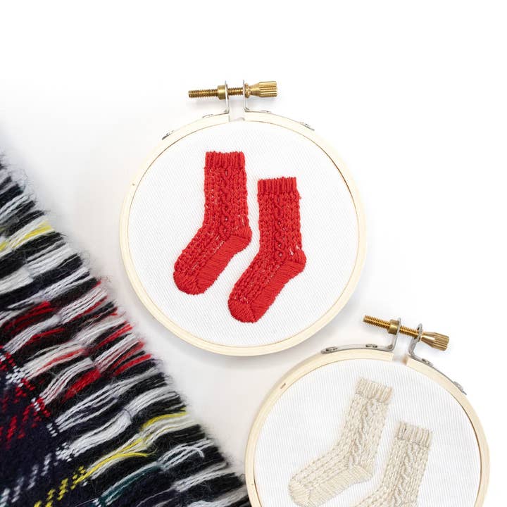 kdornbier embroidery - Wholesale Borduurbenodigdheden - Borduurpakket met gebreide kabelsokken en ornamenten1