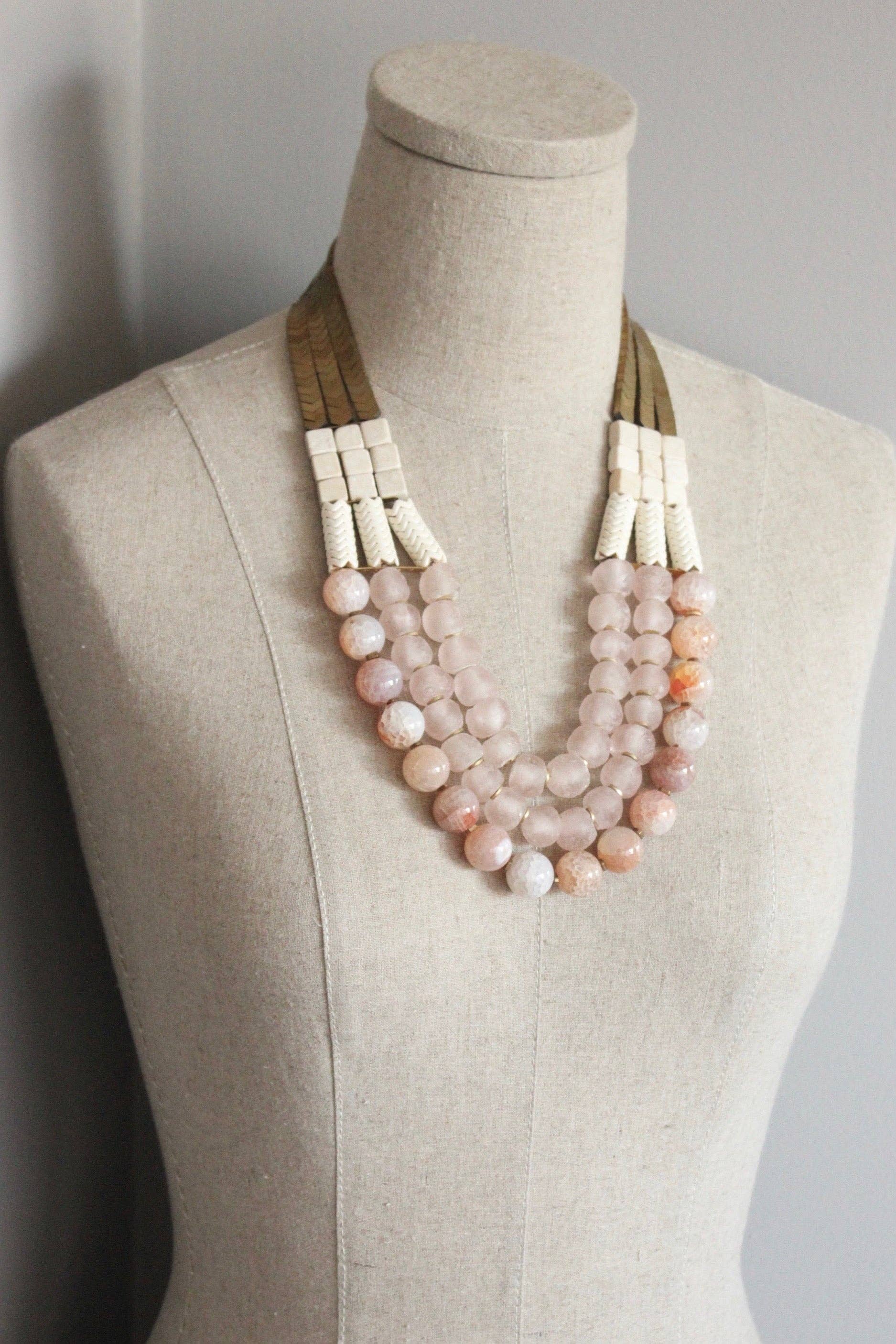 David Aubrey Jewelry – Großhandel Perlenkette – 21-Zoll Halskette mit drei Reihen aus Hämatit, Magnesit, Feuerachat, Glas und Messing1