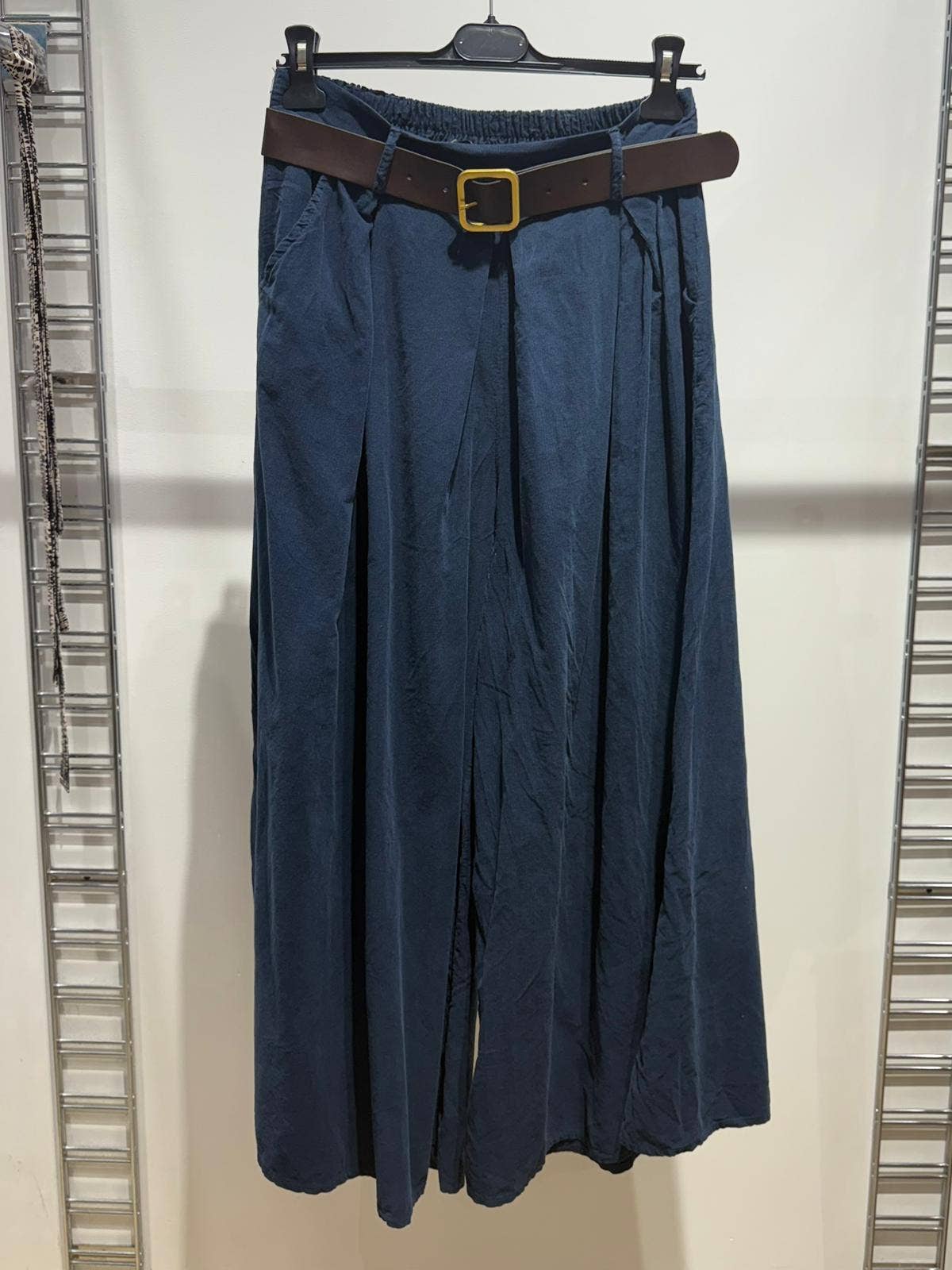 NOELINE - Venta al por mayor Pantalones - Mujer - Pantalones de terciopelo plisados con cinturón 305225
