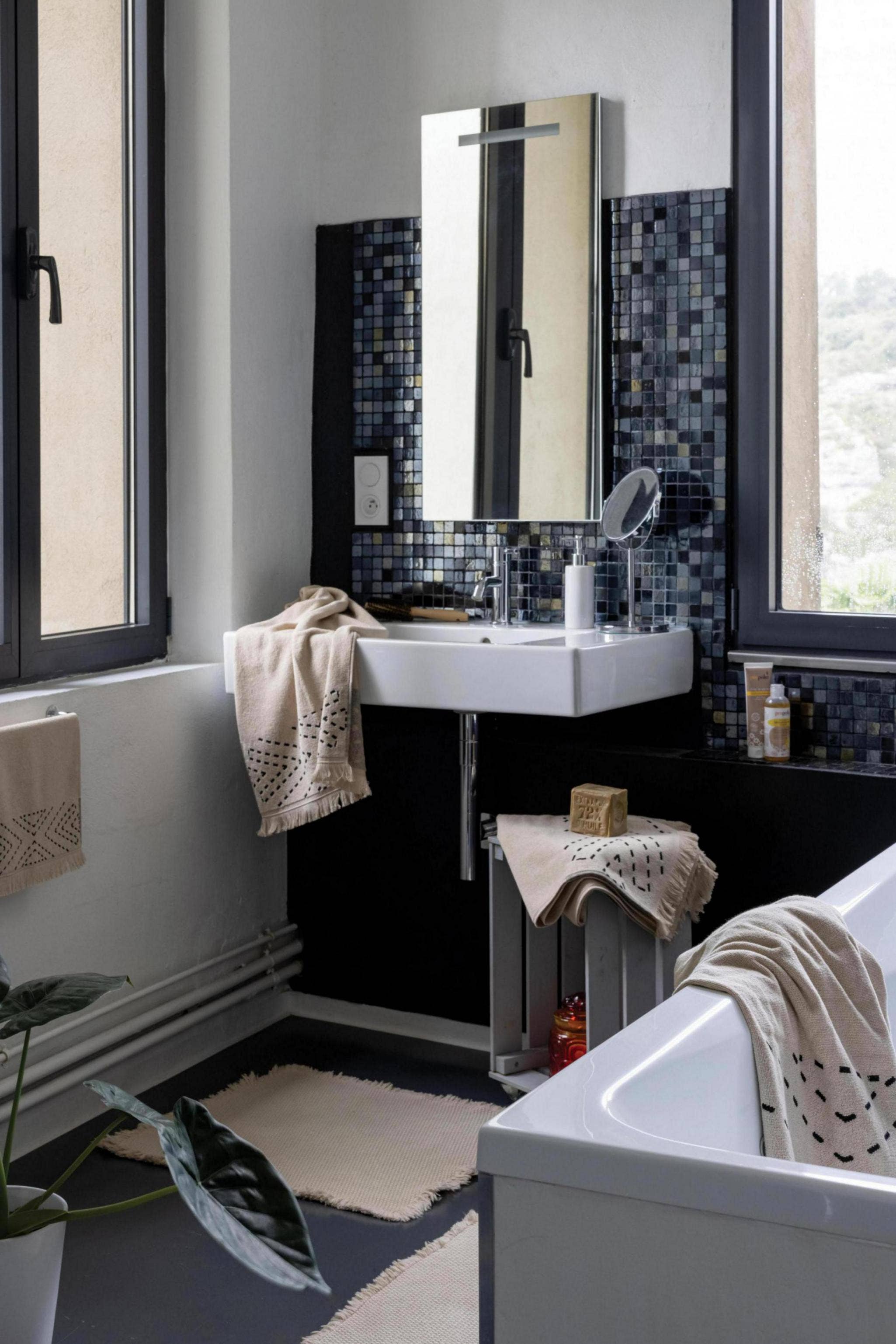 Maison Vivaraise & La Cerise sur le Gâteau - Wholesale Bath Towel - Julia Linen Bath Towel 50 X 100Cm1