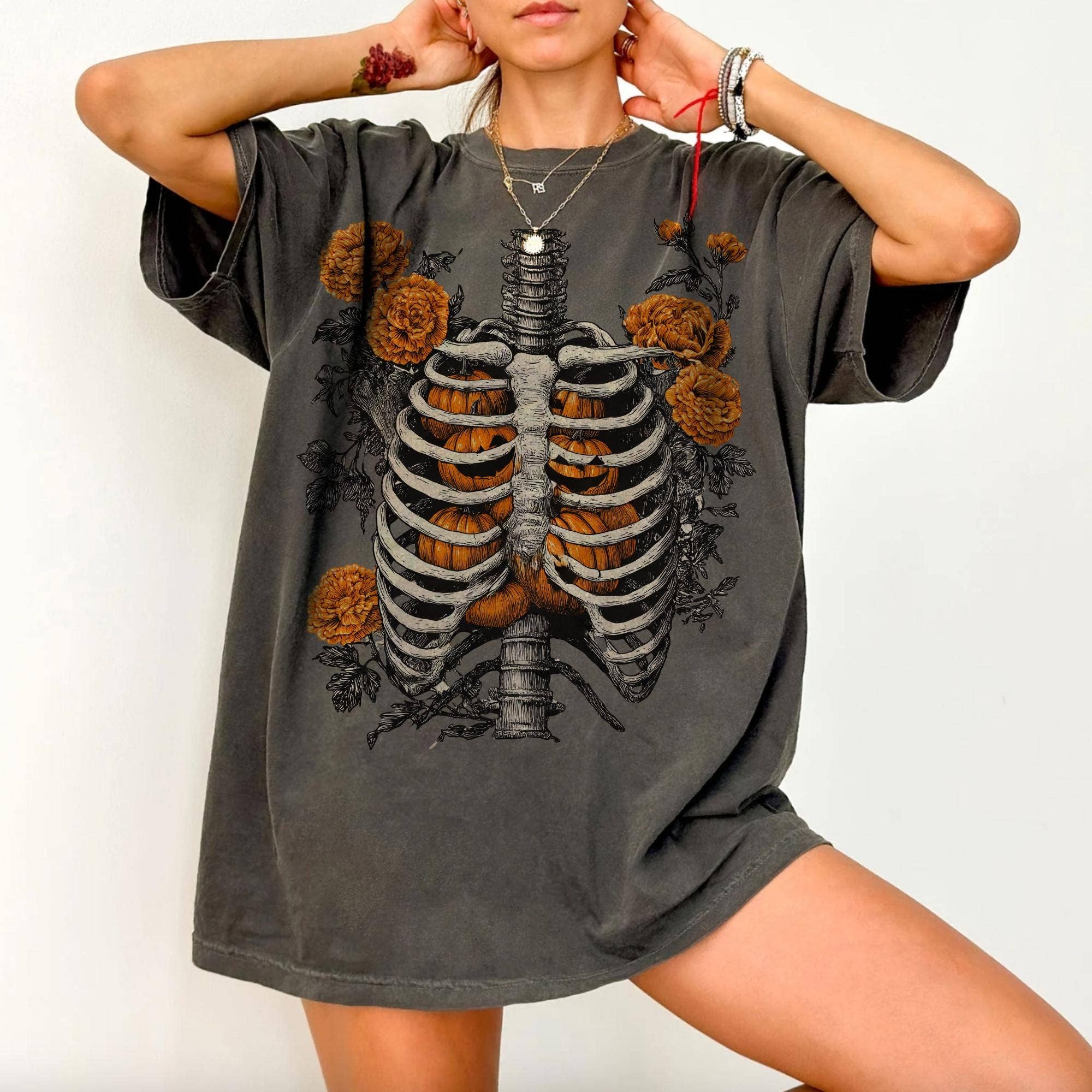 NVC Ecommerce LLC – T-shirt gráfica - Mulher por atacado – Camiseta de Abóboras com Caixa Torácica Floral, Sweatshirt de Outono com Esqueleto2