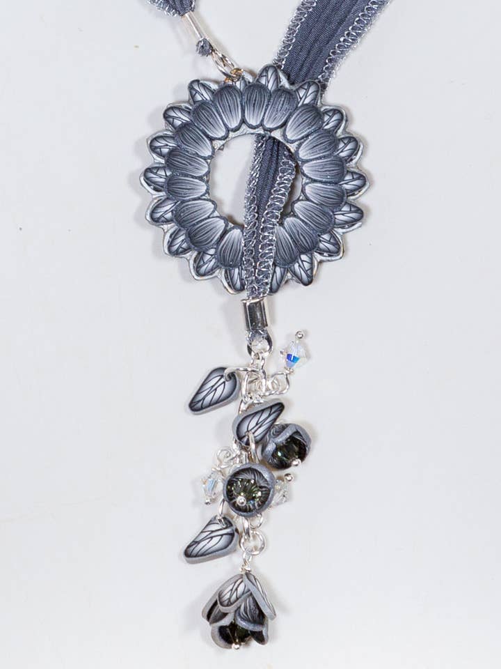 Tasseled Lariat - nyanser av grått för wholesale av Petal Pushers by Janet Pitcher