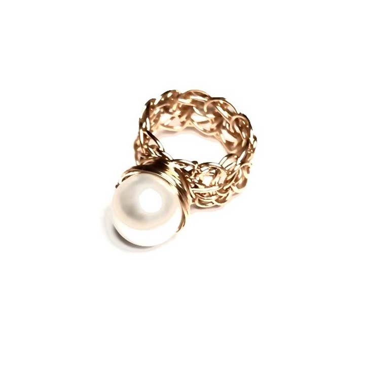 Mini bague perle en or pour la vente par CassandraCollections