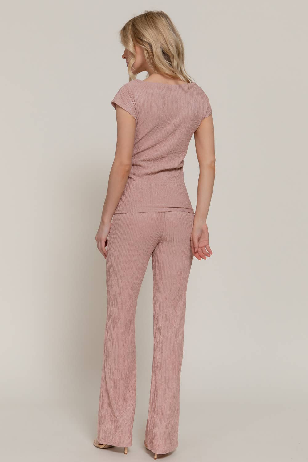 Active Basic | Active USA - Vendita all'ingrosso Completo top e pantaloni (NON loungewear) - Donna - Completo con Top a Manica Corta Dolman e Pantaloni Lunghi Svasati a Increspature Ondulate1