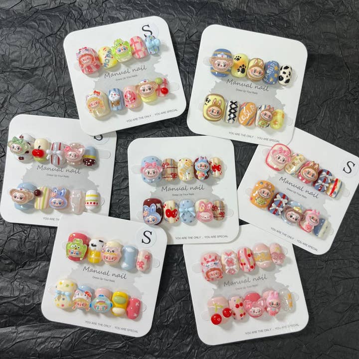 Ongles courts faits main avec une mignonne fille monstre à presser pour la vente par Little Trendy