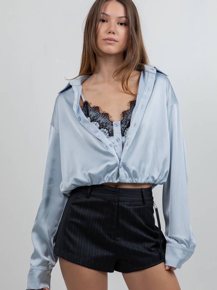 CAMISOLA DE DUPLA CAMADA + CAMISA DE CETIM COM BOTÕES E DETALHE DE RENDA por atacado de Whiteroom+Cactus