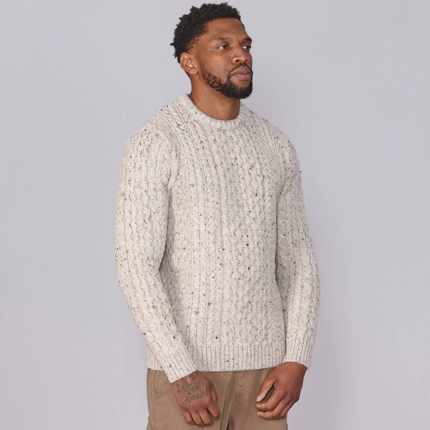 Beige Twist Klassisk Aran ulltröja - Beige Twist | Tillverkad av brittisk ull | Jack Masters Knitwear för wholesale på Faire1