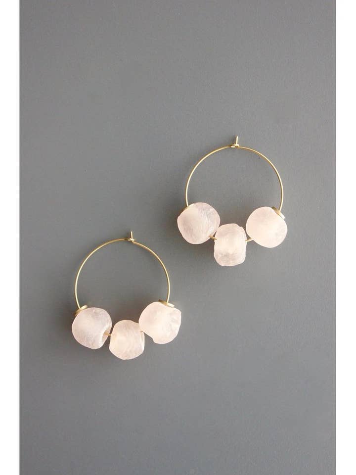 YSME09 Roze glazen hoepeloorbellen uit Ghana voor wholesale door David Aubrey Jewelry