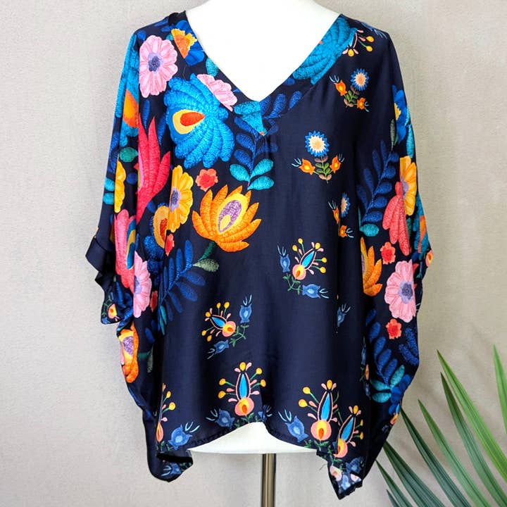Tempest Designs – Blusa - Mulher por atacado – Top de tamanho único em mistura de seda e viscose com decote em V e estampado artesanal de flores (M-L)2
