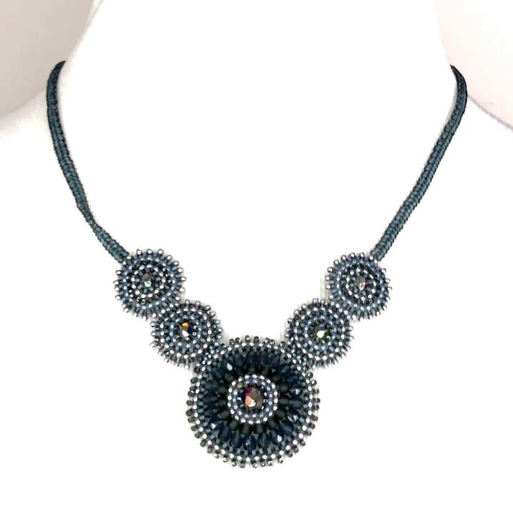 Beaded halskæde form af „V“ -Grå for engroshandel hos KVZ Designs