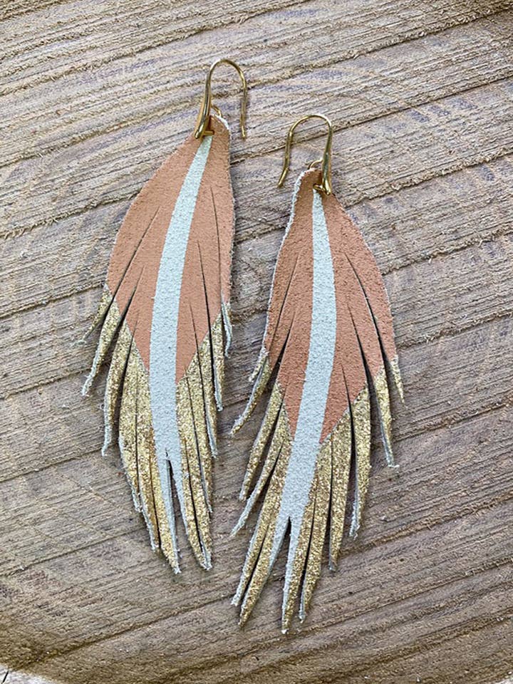 Pendientes cortos de cuero con forma de pluma - Vachetta/Gold Glitter para venta al por mayor de The Supply Society