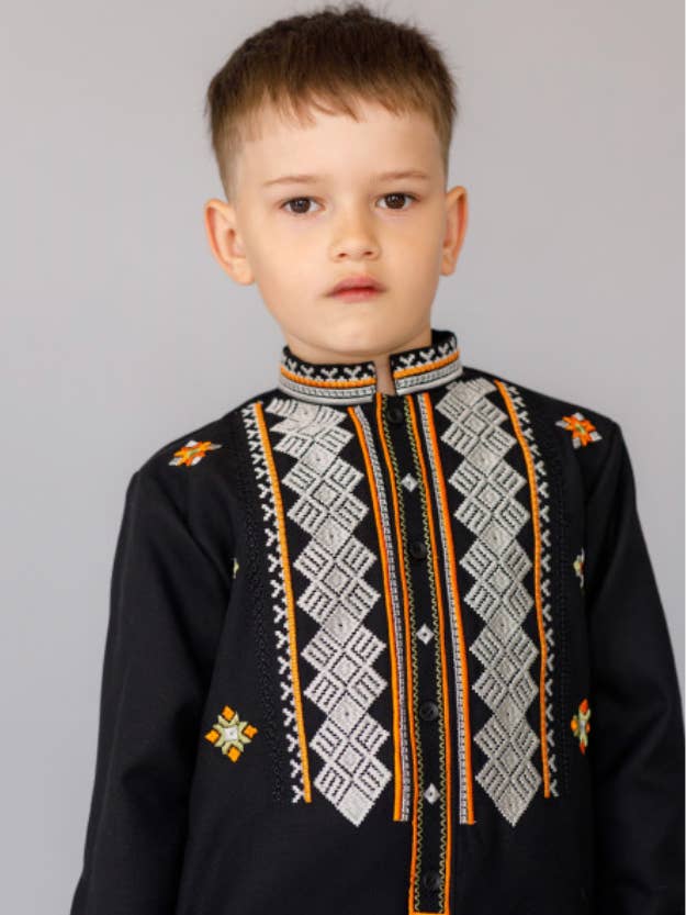 Jungen Vyshyvanka Hemd | Volkstümlich besticktes Oberteil Schwarz für den Großhandel von Art Lev