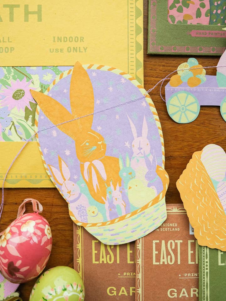 Guirlande de Pâques cousue pour la vente par East End Press