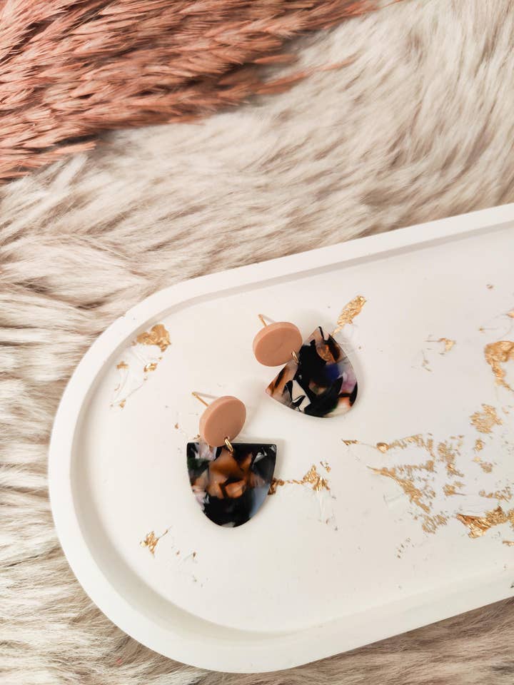 Orecchini a bottone color crema con perno argentato. per la vendita all'ingrosso da parte di afHandmade