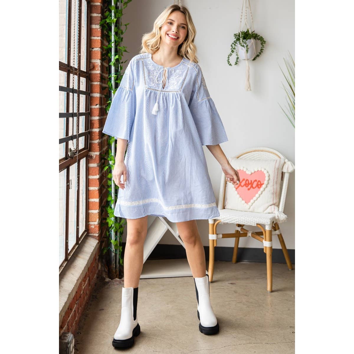 Bleu Clair Haut de robe brodé à manches Flyaway en vente sur Faire5