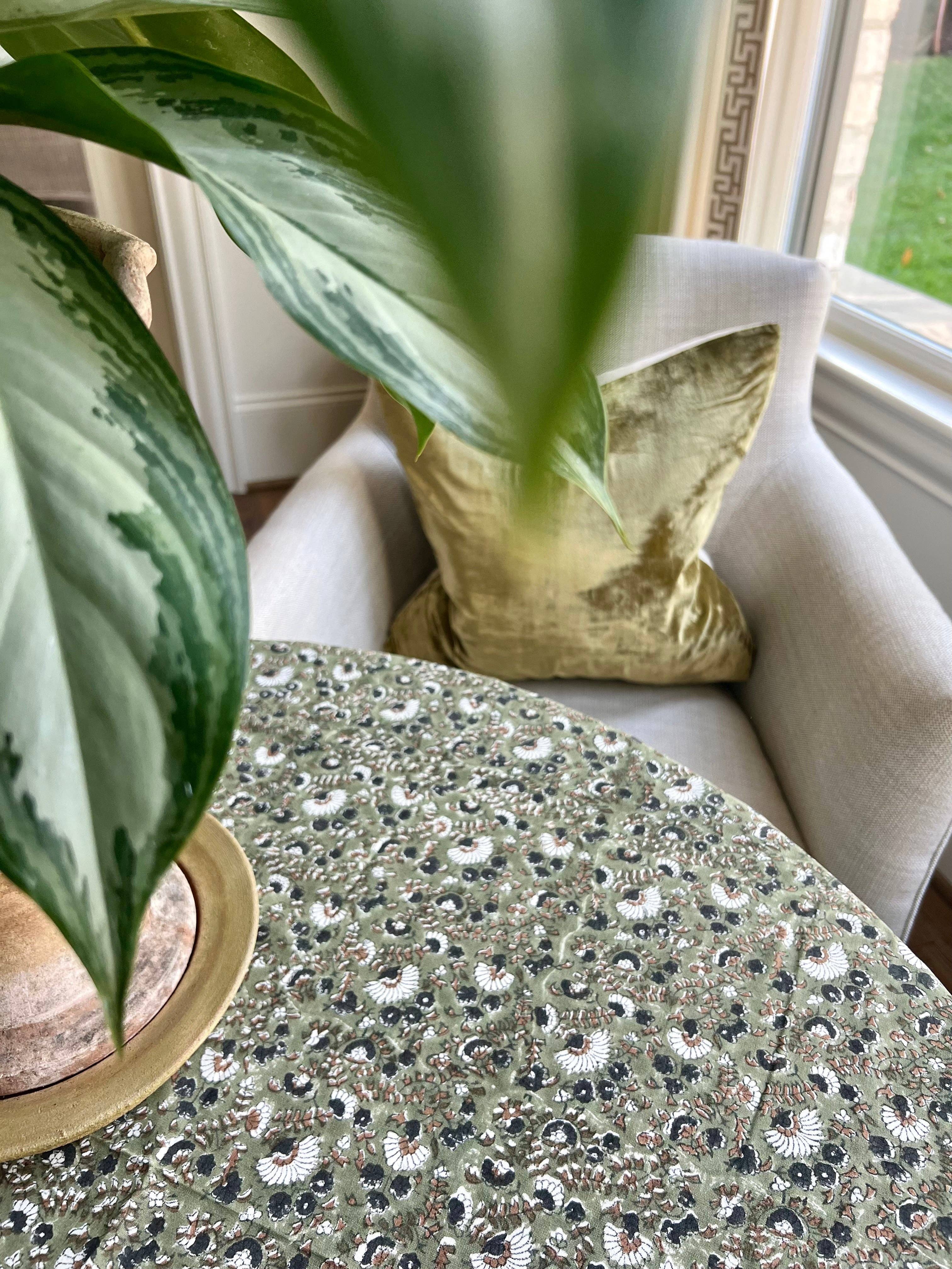 Christina Dickson Home - Wholesale Tafelkleed - Bruisende bloemen in olijfgroen tafelkleed1