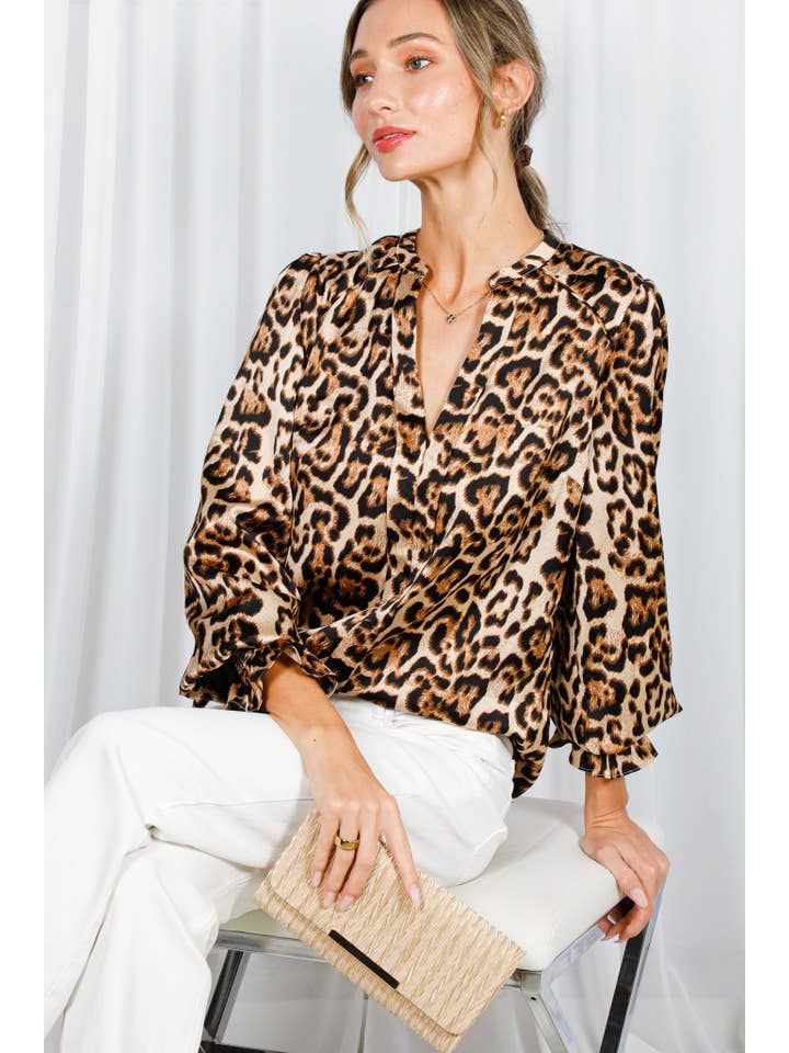 Brun Bluse med Henley-krave og leopardprint i elastisk smock fra Vine & Love for engroshandel på Faire5