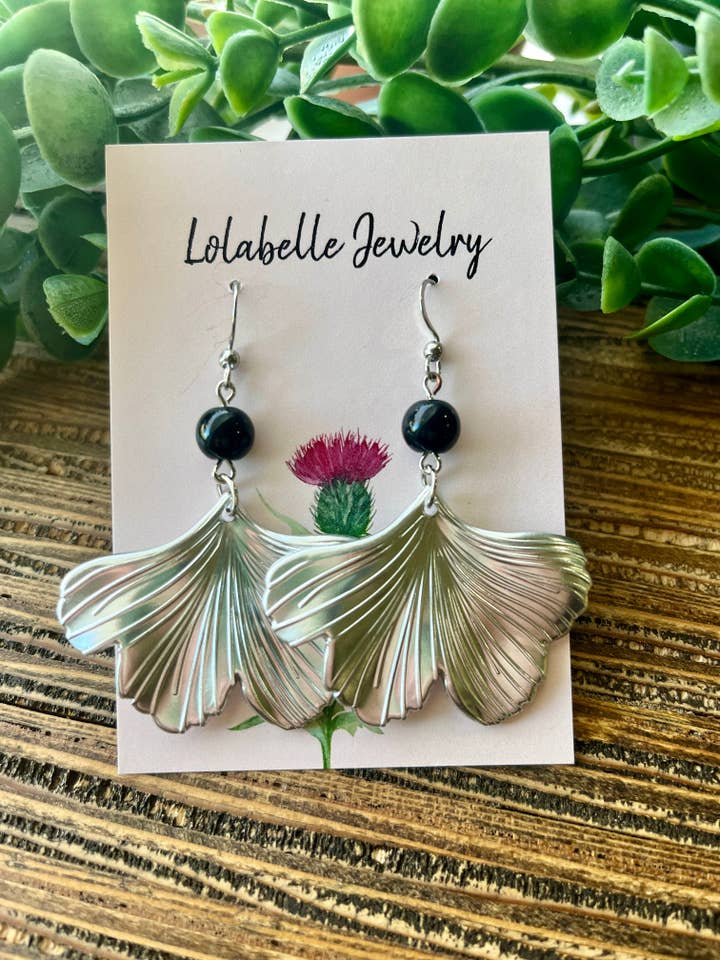 Boucles d'oreilles courtes en forme de ginkgo couleur argent pour la vente par Lolabelle Jewelry
