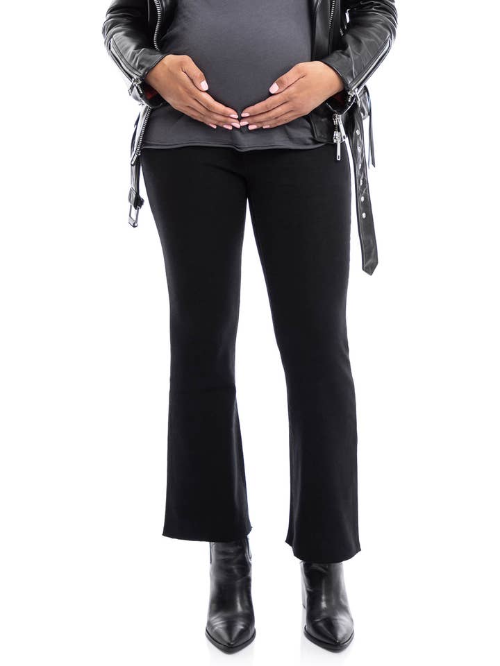 1822 Denim - Venta al por mayor Vaqueros - Premamá - MINIBOTA VAQUERA DE MATERNIDAD DE 27 PULGADAS CON OMBLIGO EN NEGRO