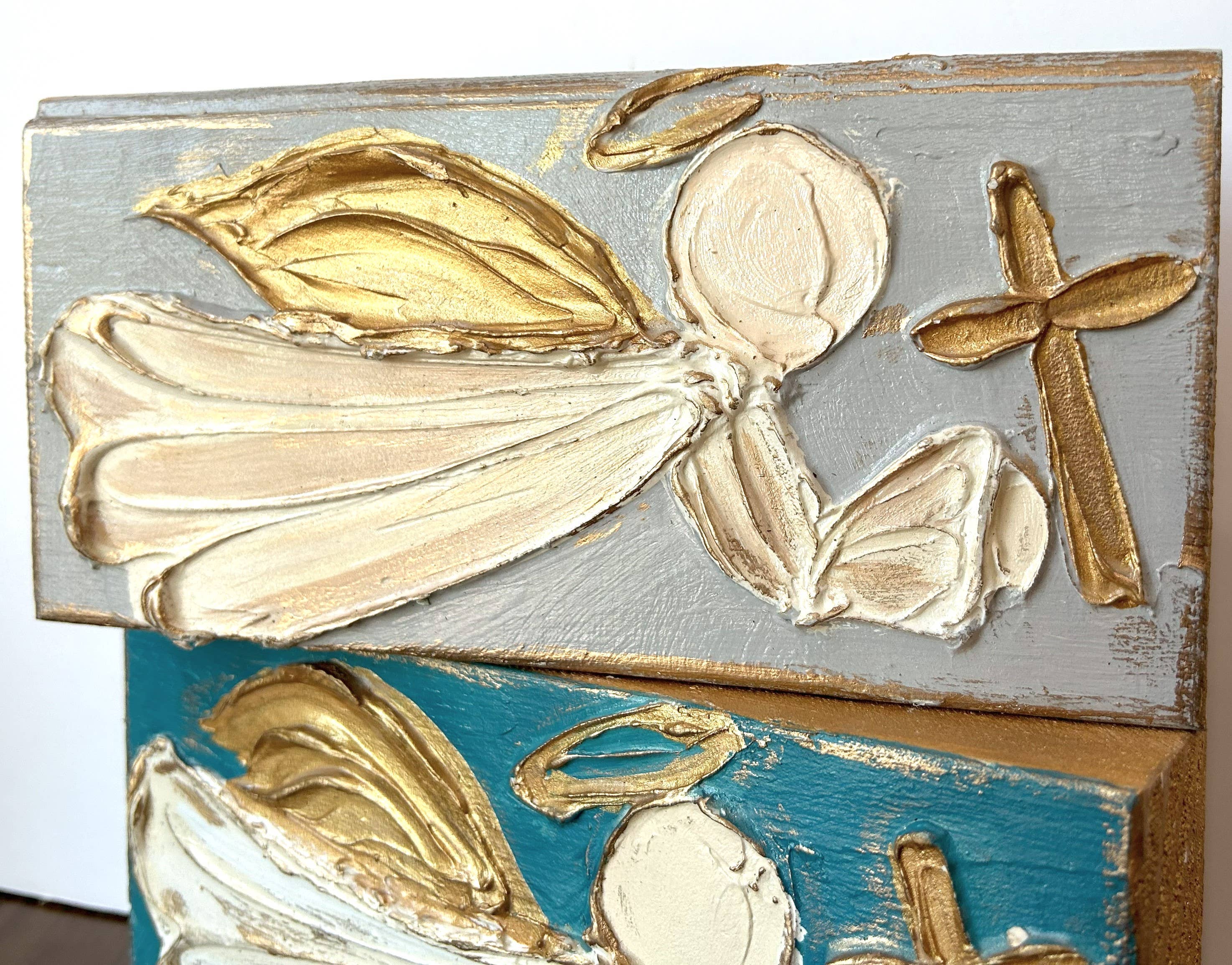 Coddiwomple – wholesale Christmas decoration – Flying Angel with cross painted textured block Christmas0