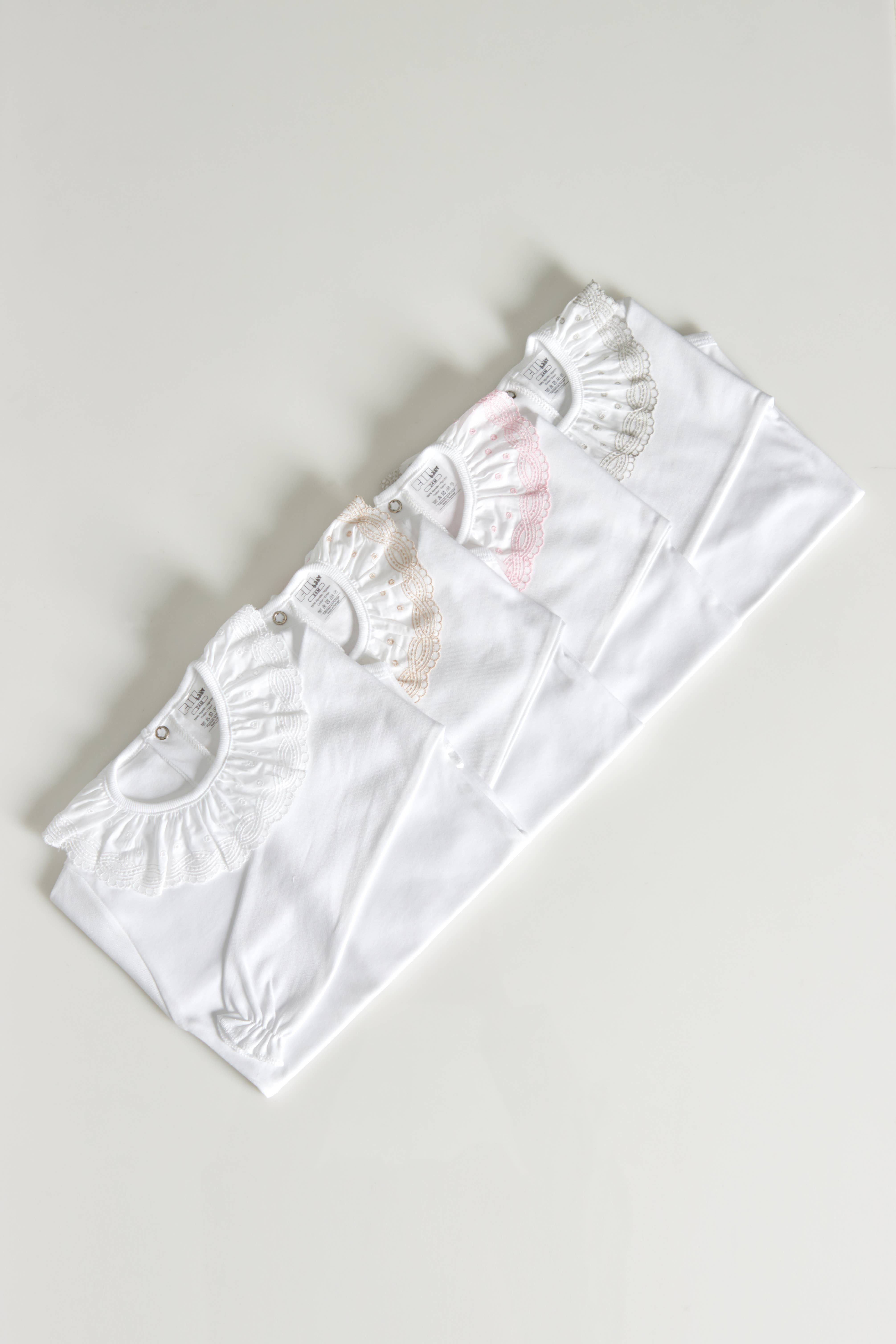 Amorim Gerações, LDA – Engroshandel Bodysuit - Baby – Amorim Gerações bomuldskropsdragt med lange ærmer og broderet krave1