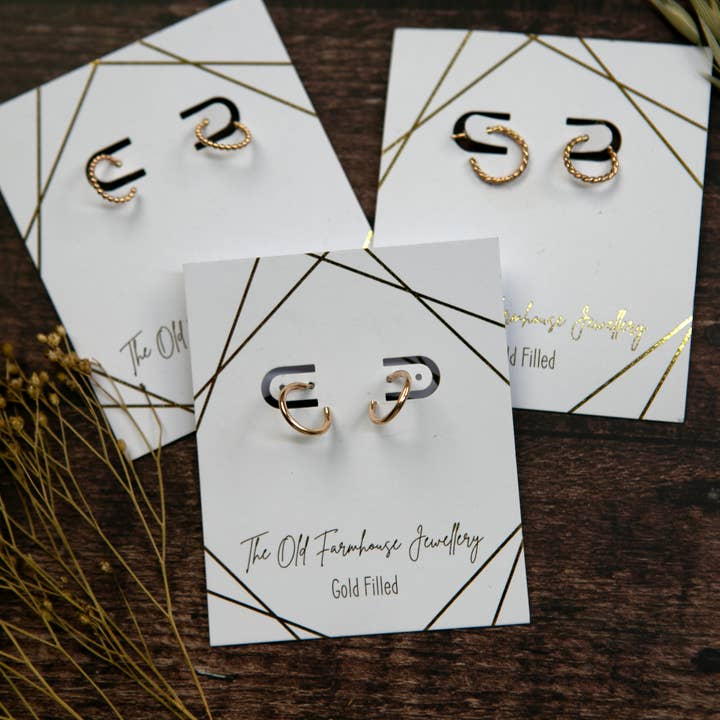 Mini orecchini a cerchio riempiti in oro dal design unico e delicato per la vendita all'ingrosso da parte di The Old Farmhouse Jewellery