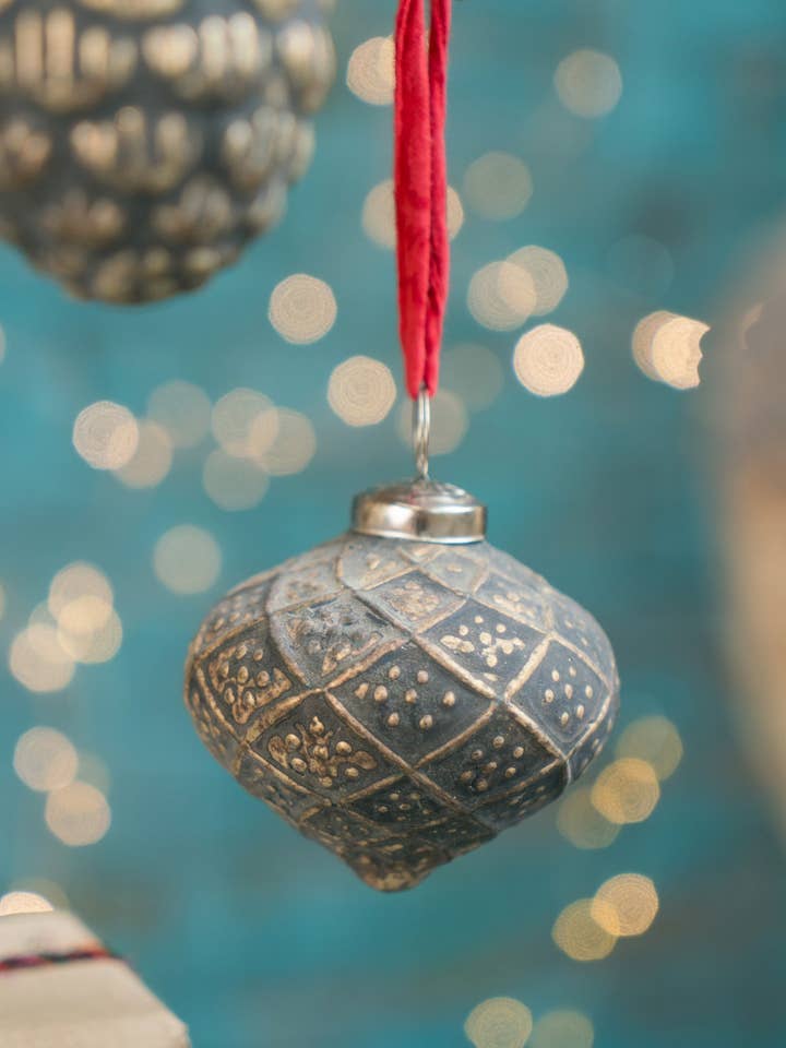 Set 4 Eshana Antiqued Recycled Glass Baubles for wholesale by Namaste