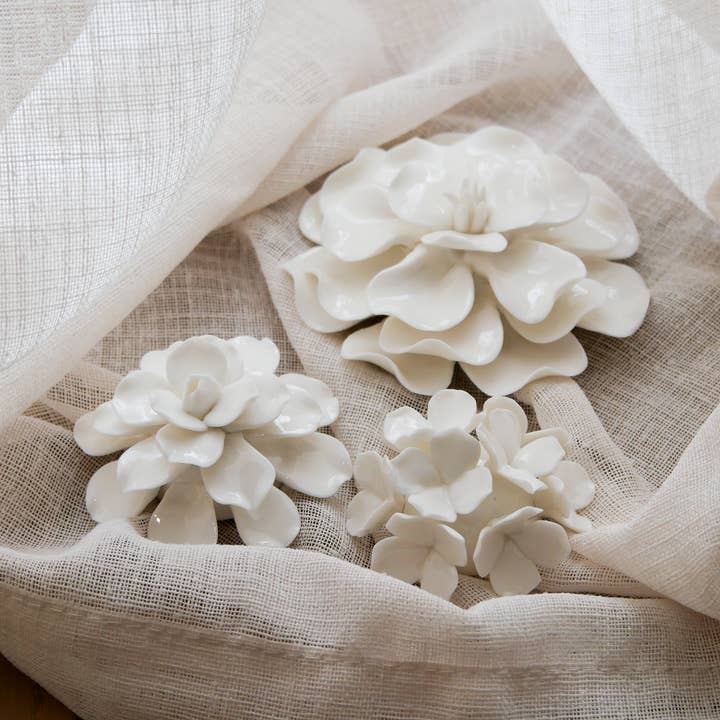 Sæt med 3 dekorative blomster i hvid keramik for engroshandel hos Gentil Coquelicot Paris