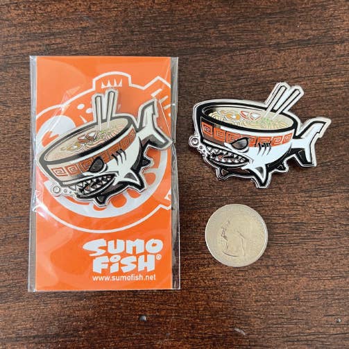 Ramen Shark emaille speld voor wholesale door Sumofish