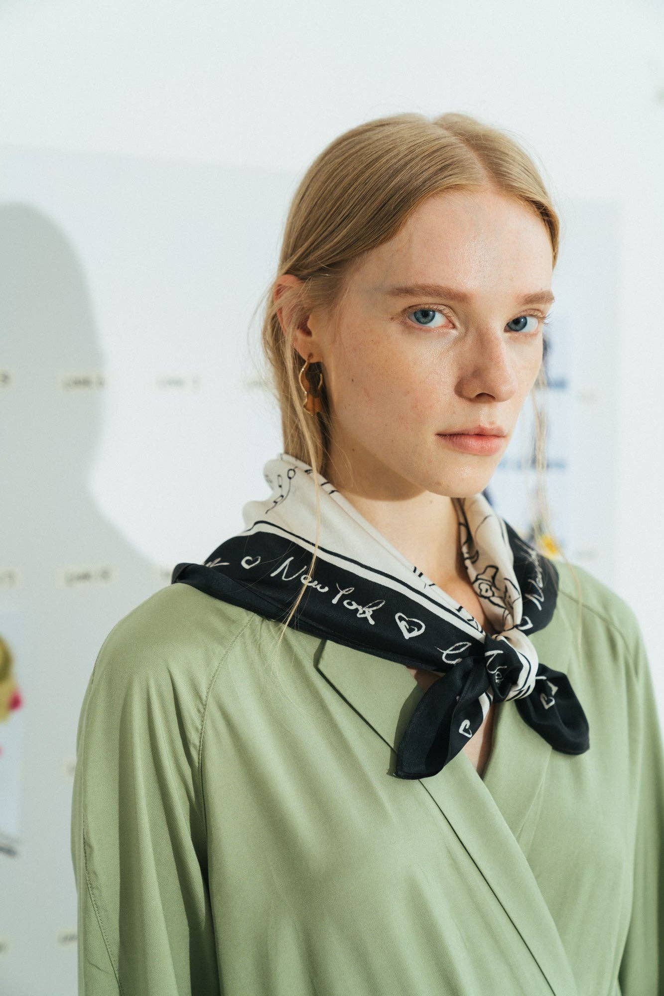 Bianco e Nero Foulard in seta « New York in Sketches » - Bianco e nero in vendita all'ingrosso su Faire7