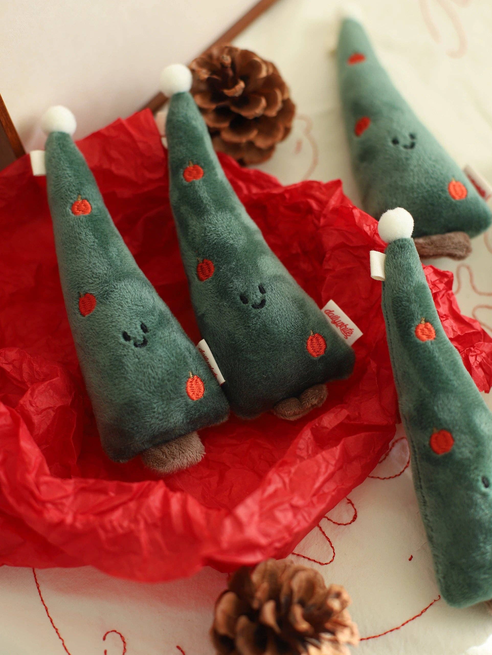 Hello Claws Limited – wholesale Christmas decoration – Daily White | Spiky Christmas Tree Plush Charm3