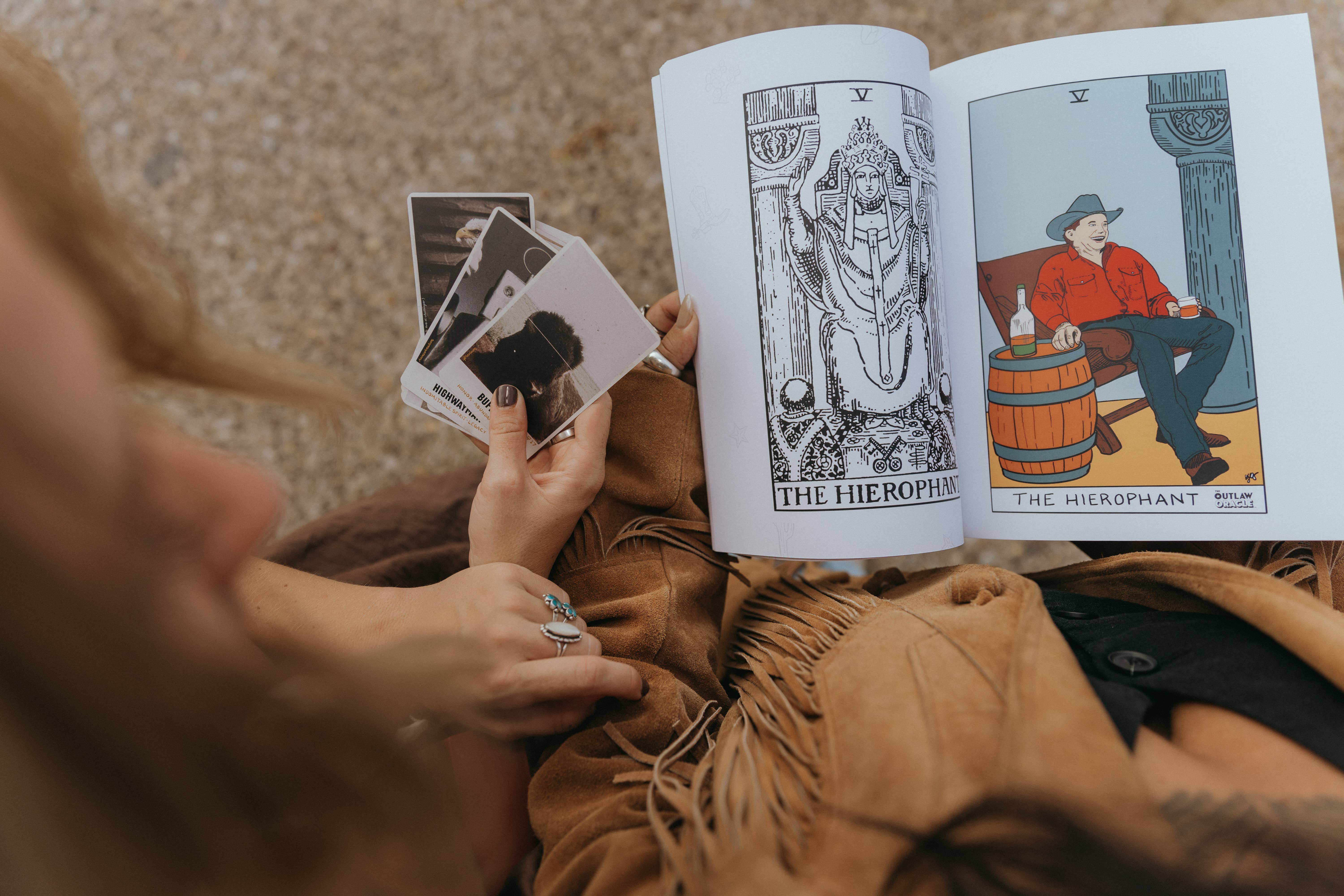 The Outlaw Oracle - Wholesale Tarot Cards - The Outlaw Oracle's Honky Tonk Tarot Colorin' Book - Rebel T5