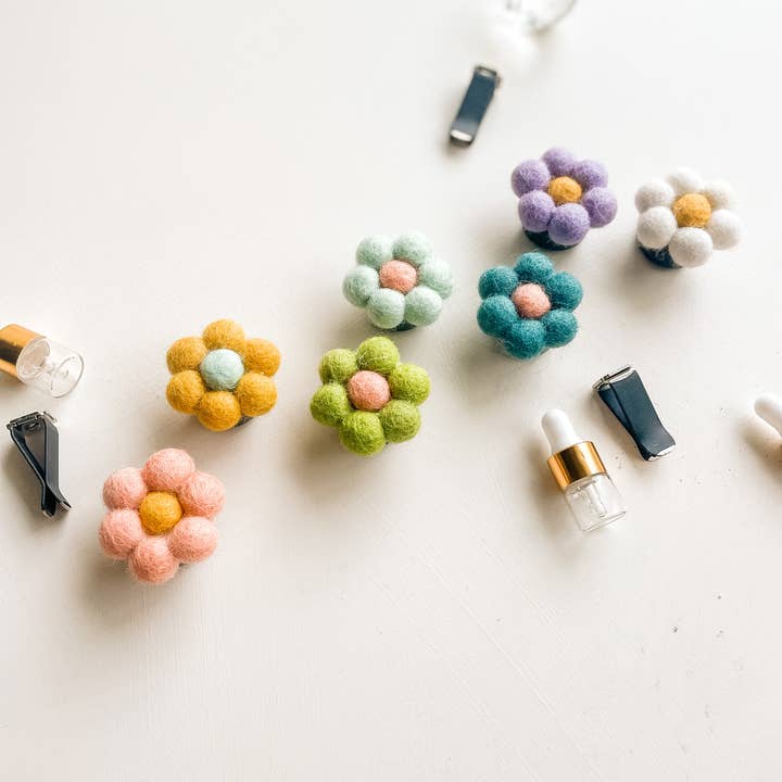 Ruth Artistry & Decor LLC - Wholesale Car Freshener - Women's - Daisy Flower Vent Clip Diffuser Car Air Freshener Car Charm