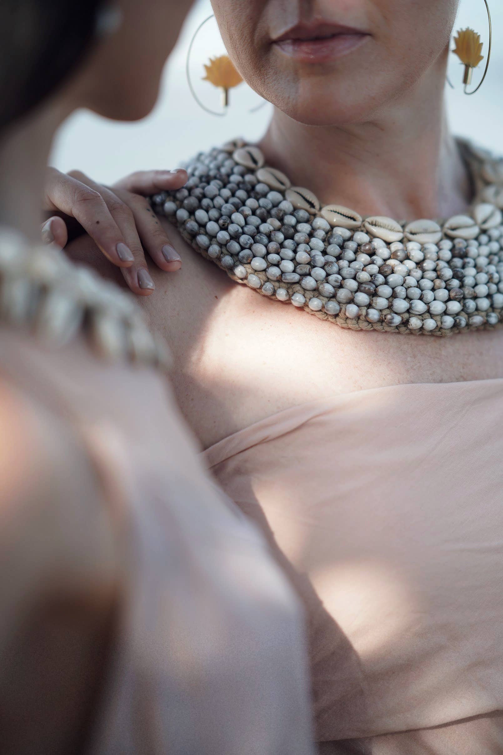 Bonisita - Vendita all'ingrosso Collane a bavaglio - Collana tribale vintage Cowrie Shell & Seeds di Papua3