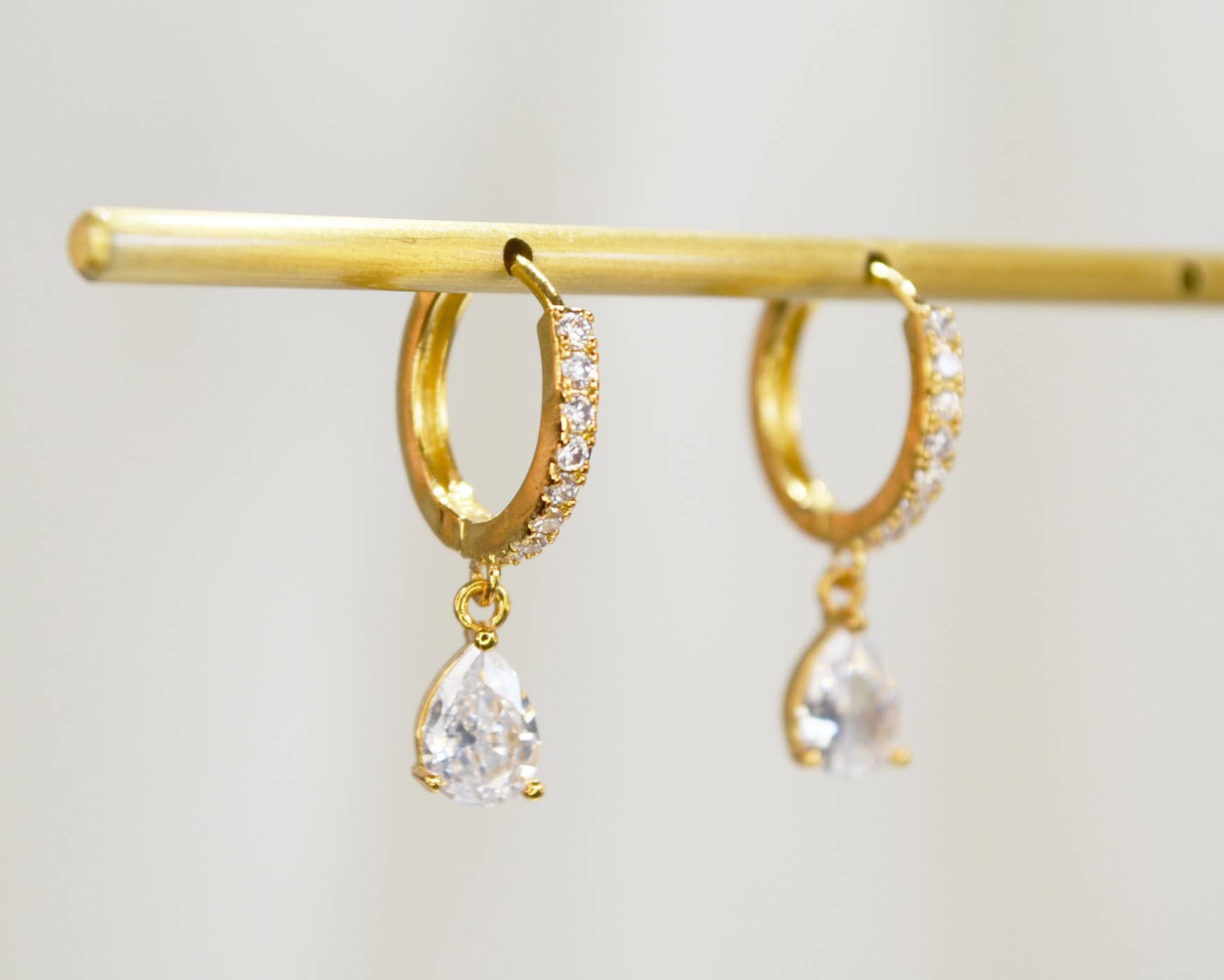 Melange Blanc - Vente Petits anneaux - Boucles d'oreilles pendantes créoles à charnière en forme de larme dorée avec baguette E0191