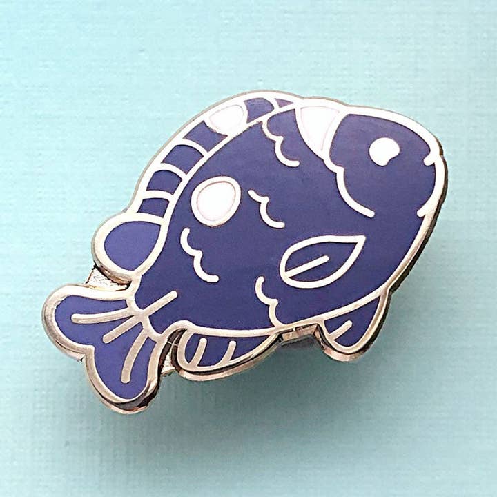 Lille Domino Pige Fish Emalje Pin for engroshandel hos Alum and Ink