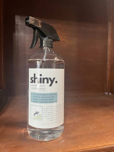 glimmend. Een conditioner voor manen en staarten (4 oz., 8 oz., 28 oz.) voor wholesale door The Infused Equestrian