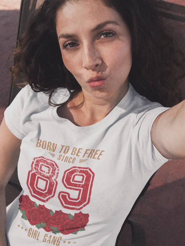 89, Born to be Free Since 89 T-shirt voor dames, wit verjaardagscadeau 00518 voor wholesale door ULTRABASIC
