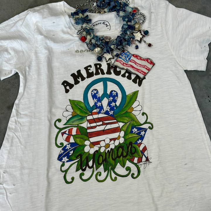 CHEMISE « PEACE OUT AMERICAN WOMAN » pour la vente par A Rare Bird Shop