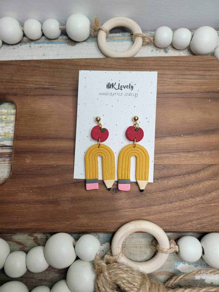 Pendentifs en forme de pomme/crayon pour la vente par MK Lovely Boutique