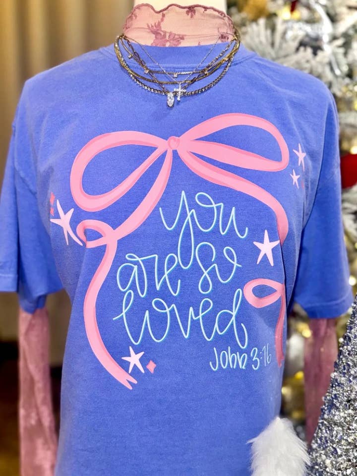 T-shirt à manches courtes "Tu es tellement aimé" pour la vente par Funky Monkey