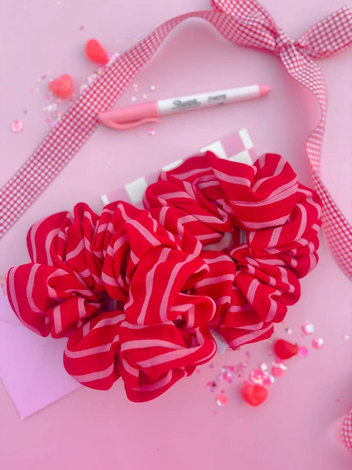 Chouchou surdimensionné à rayures rouges et roses pour la vente par Evie Pearl Handmade LLC