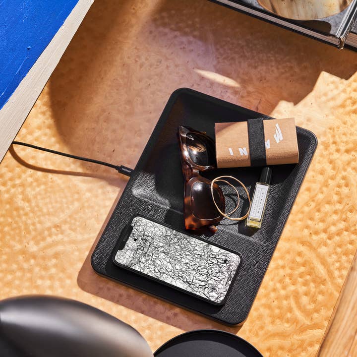 Courant - Wholesale Charging Dock - CATCH:3 - Classics Leather Wireless Charger with Valet Tray
