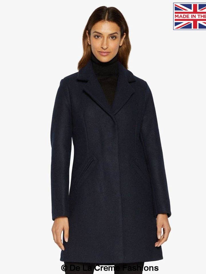 Cappotto con bottoni Sara Covert per la vendita all'ingrosso da parte di De La Creme Fashions