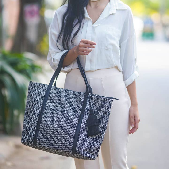 Cabas en jacquard noir et gris avec poignées en cuir pour la vente par Zwende