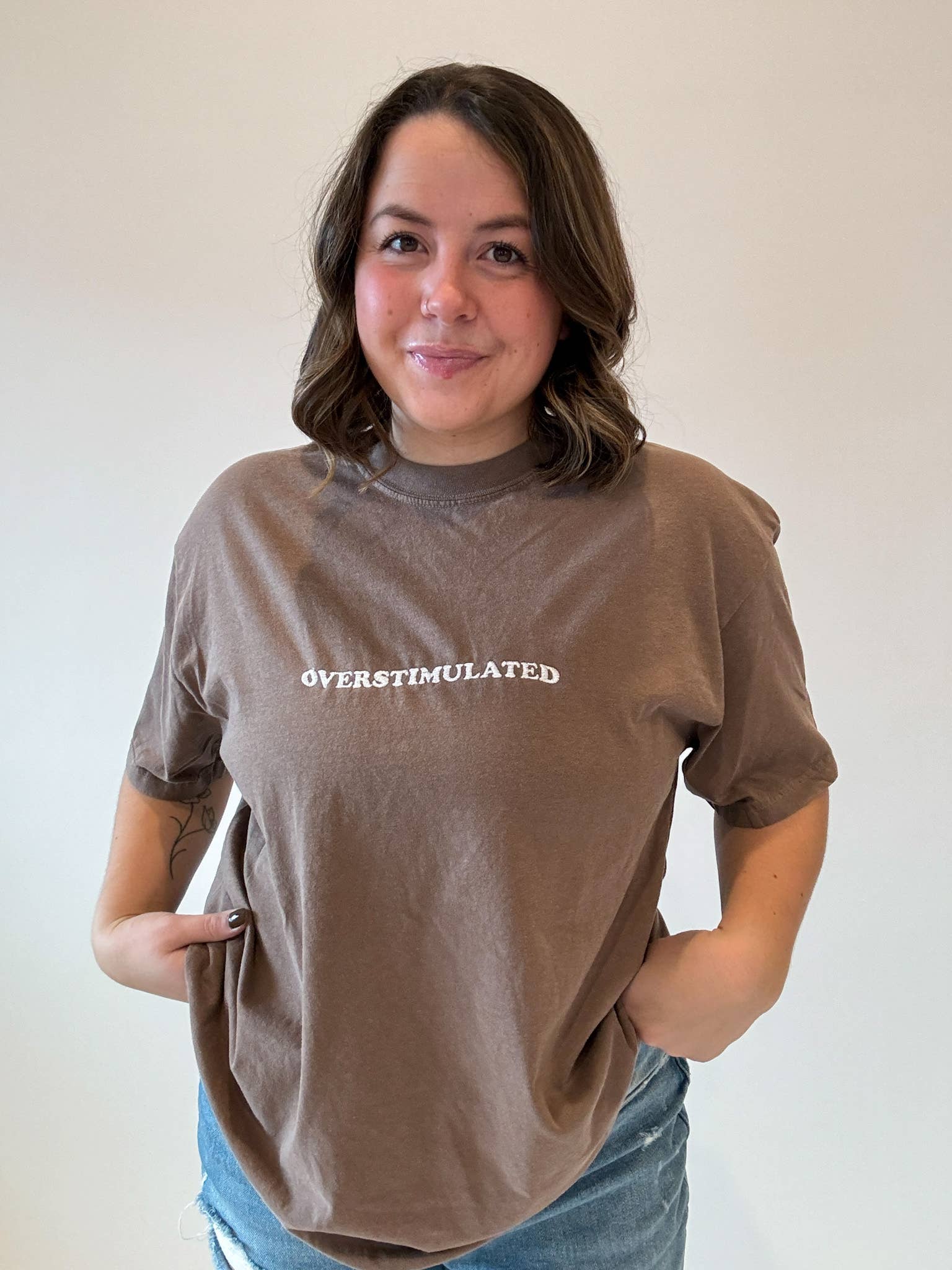 Brenna M & Co - Vente T-shirt – unisexe - T-shirt brodé de sensibilisation à la santé mentale surstimulée1