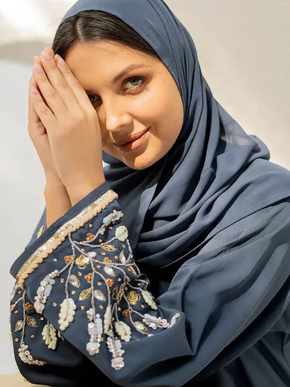 Veelkleurig Selema abaya met handgeborduurde steendecoratie voor groothandel op Faire1