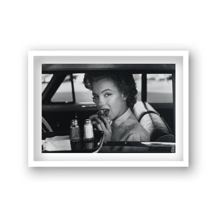 Gallery Print and Art - Vendita all'ingrosso Stampa artistica - Ritratto di Marilyn Monroe in macchina mentre mangia hamburger con stampa di icone vintage drive-thru