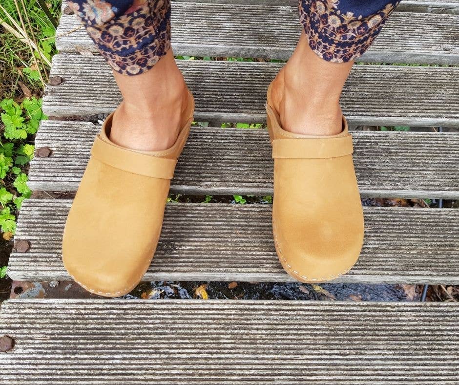 Love of Clogs - Vendita all'ingrosso Zoccoli - Donna - Zoccoli Greta in Nubuck Marrone Tan | Zoccoli svedesi2